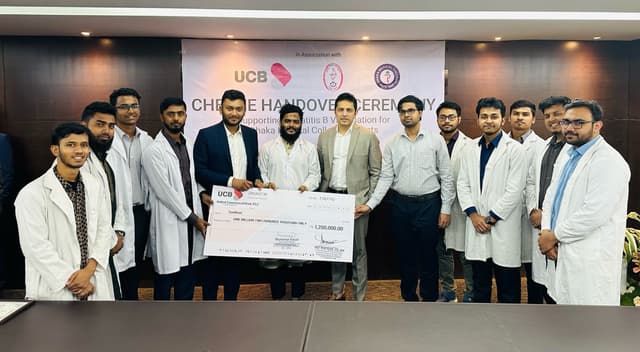 ঢাকা মেডিকেল কলেজের (ঢামেক) শিক্ষার্থীদের জন্য হেপাটাইটিস-বি টিকাদান কর্মসূচি সফলভাবে বাস্তবায়নের লক্ষ্যে ইউনাইটেড কমার্শিয়াল ব্যাংক (UCB) এর পক্ষ থেকে চেক প্রদান
