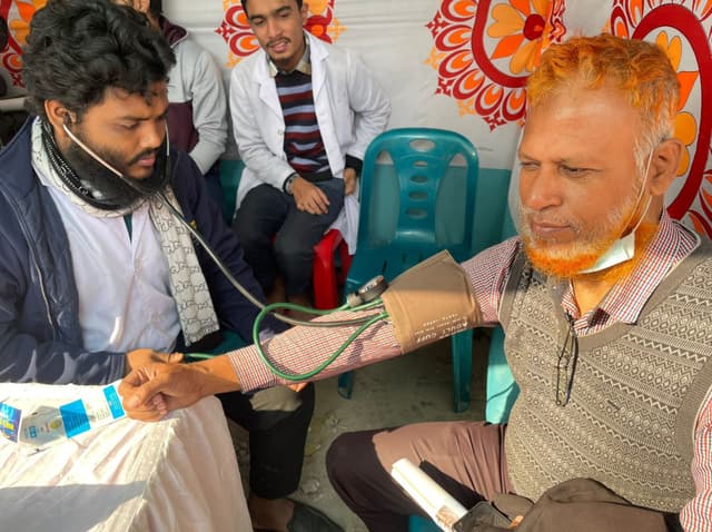 বকশিবাজার সিগন্যালে মেডিকেল ভর্তিচ্ছু শিক্ষার্থী ও তাদের অভিভাবকদের জন্য স্বাস্থ্য ক্যাম্প